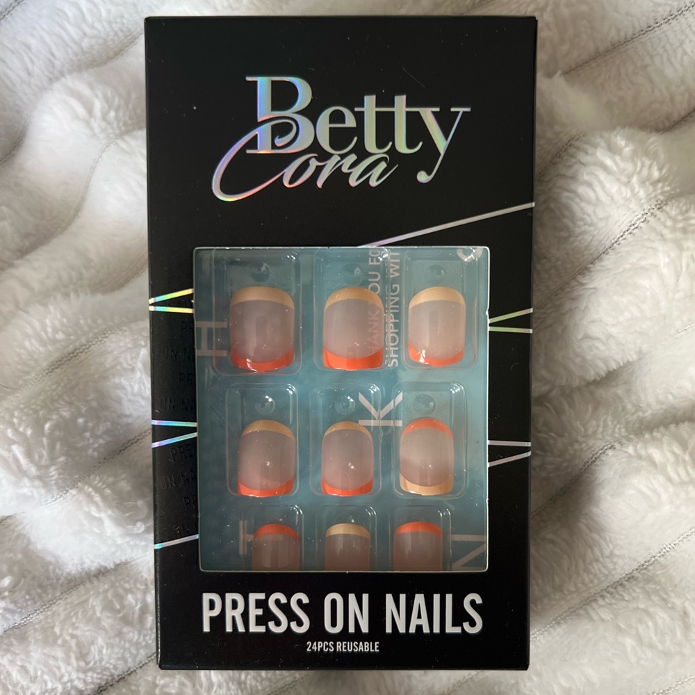 Betty Cora Press On Nails